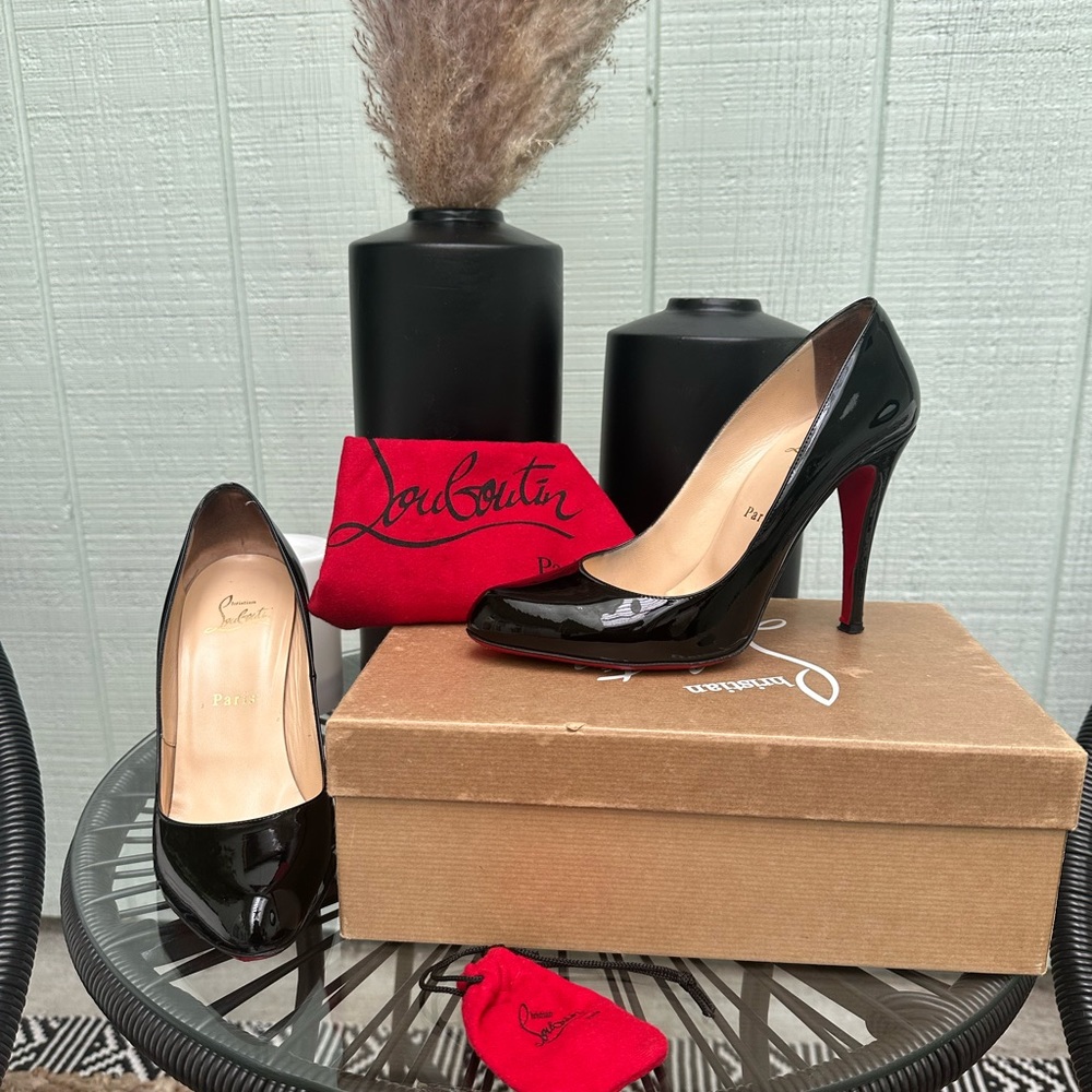 SOLD Christian Louboutin “red bottoms” size 9 👠